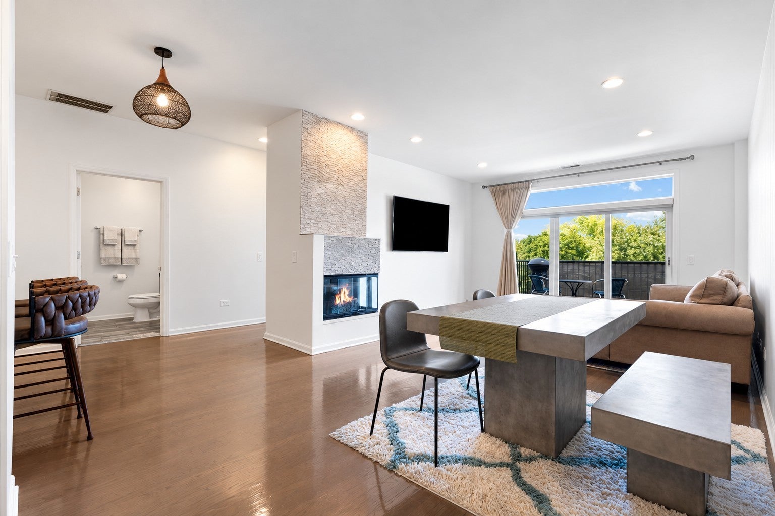 2040 W Belmont Avenue 405