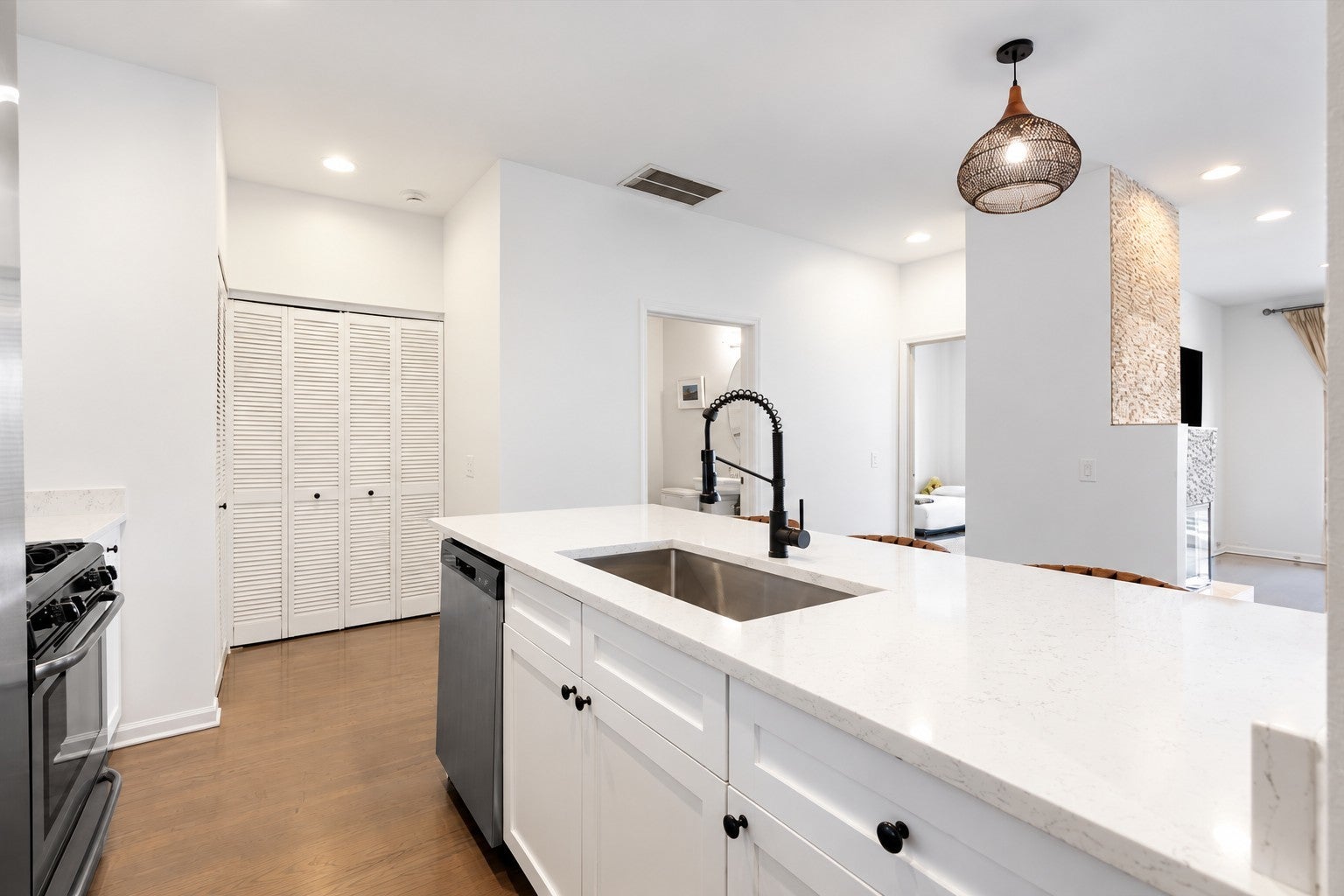2040 W Belmont Avenue 405