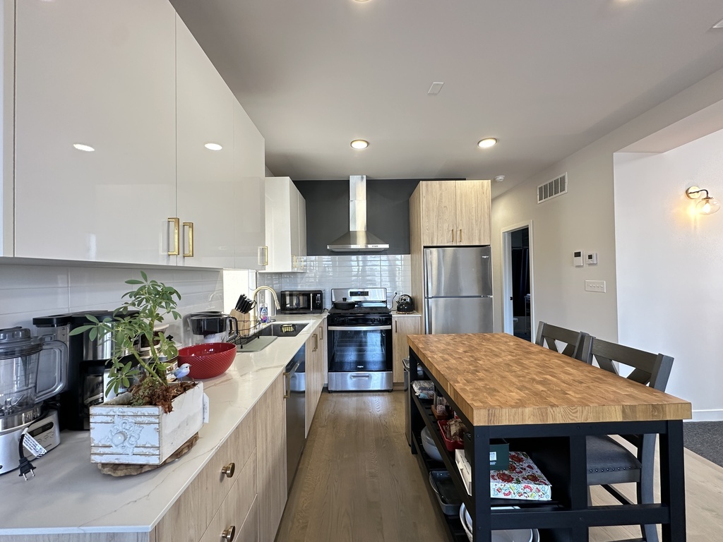 908 N California Avenue 3