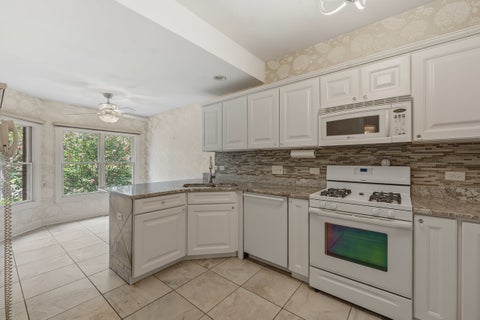 Tiny photo for 29 Chancel Lane, Glen Ellyn, IL 60137 (MLS # 12726645)