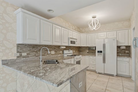 Tiny photo for 29 Chancel Lane, Glen Ellyn, IL 60137 (MLS # 12726645)