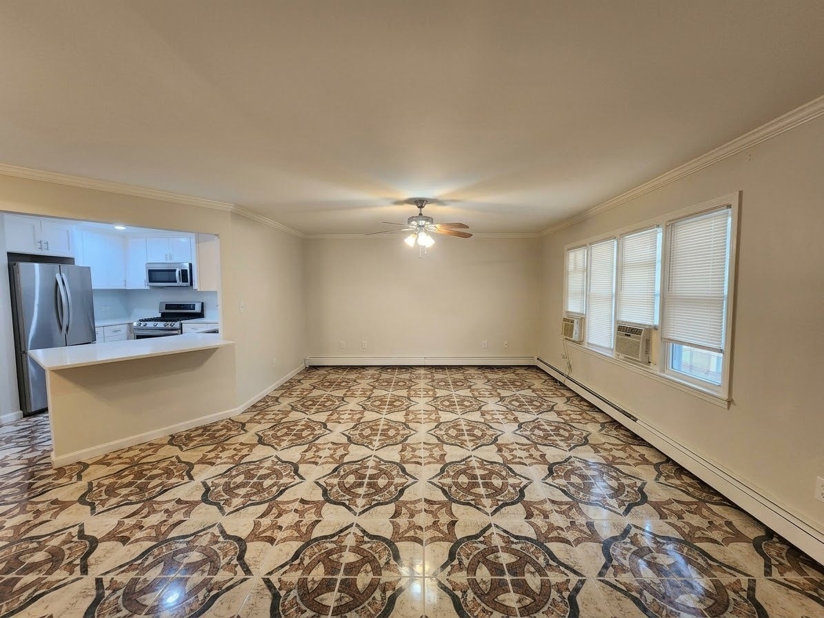 1107 E ALGONQUIN Road 16