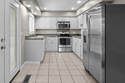 Tiny photo for 1358 W Garfield Street, Davenport, IA 52804 (MLS # 12549162)