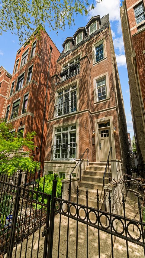 Photo of 820 W Buckingham Place #1, Chicago, IL 60657 (MLS # 12641843)