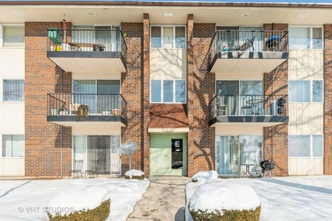 Photo of 5s100 Pebblewood Lane #E4, Naperville, IL 60563 (MLS # 12424783)