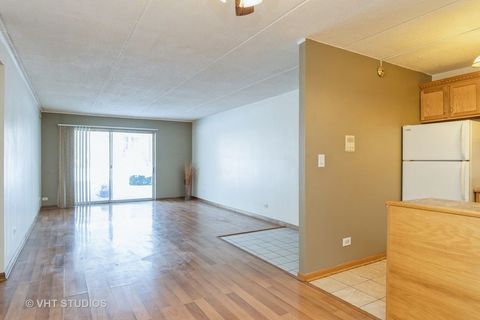 Tiny photo for 5s100 Pebblewood Lane #E4, Naperville, IL 60563 (MLS # 12424783)