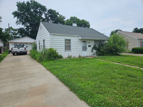 2 beds bed, 1 baths bath property at 2521 Oak Street, Quincy, IL 62301