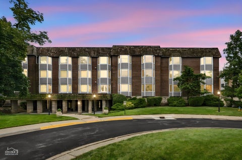 Tiny photo for 2600 Windsor Mall MALL #3E, Park Ridge, IL 60068 (MLS # 12771450)