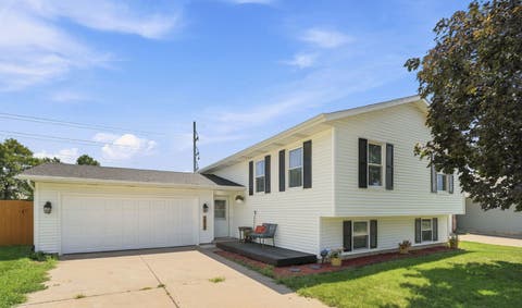 Photo of 2817 HIGH POINT Drive, Davenport, IA 52806 (MLS # 12708386)