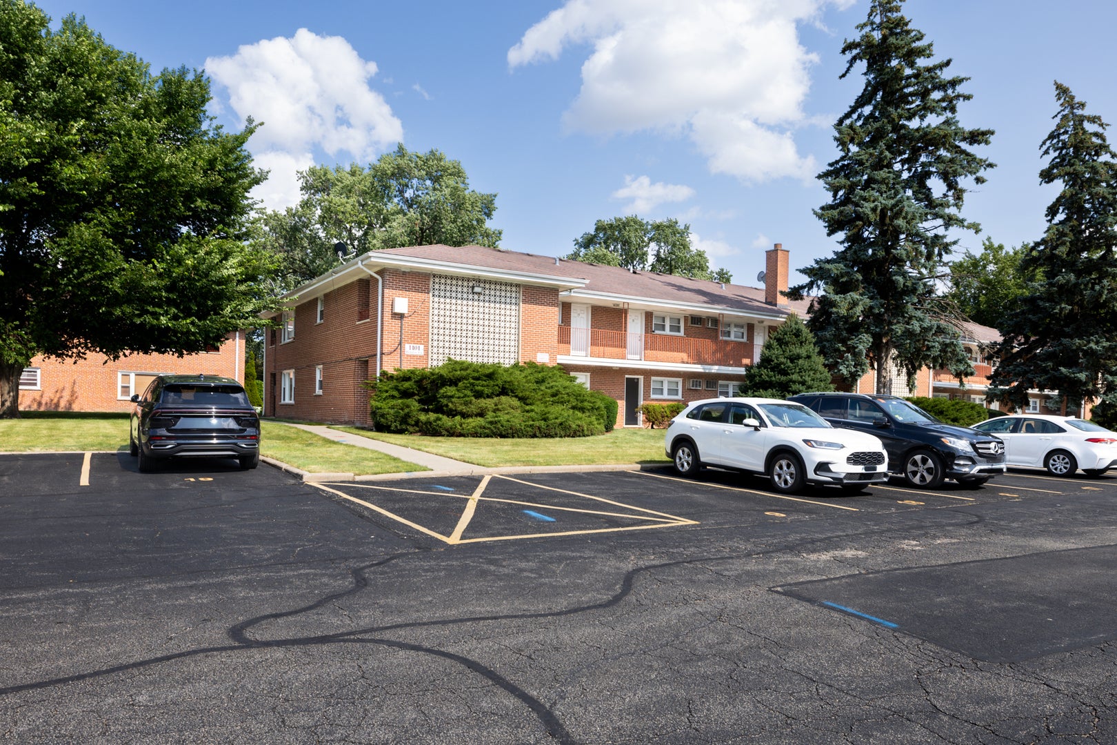 1101 HOLIDAY Lane 8