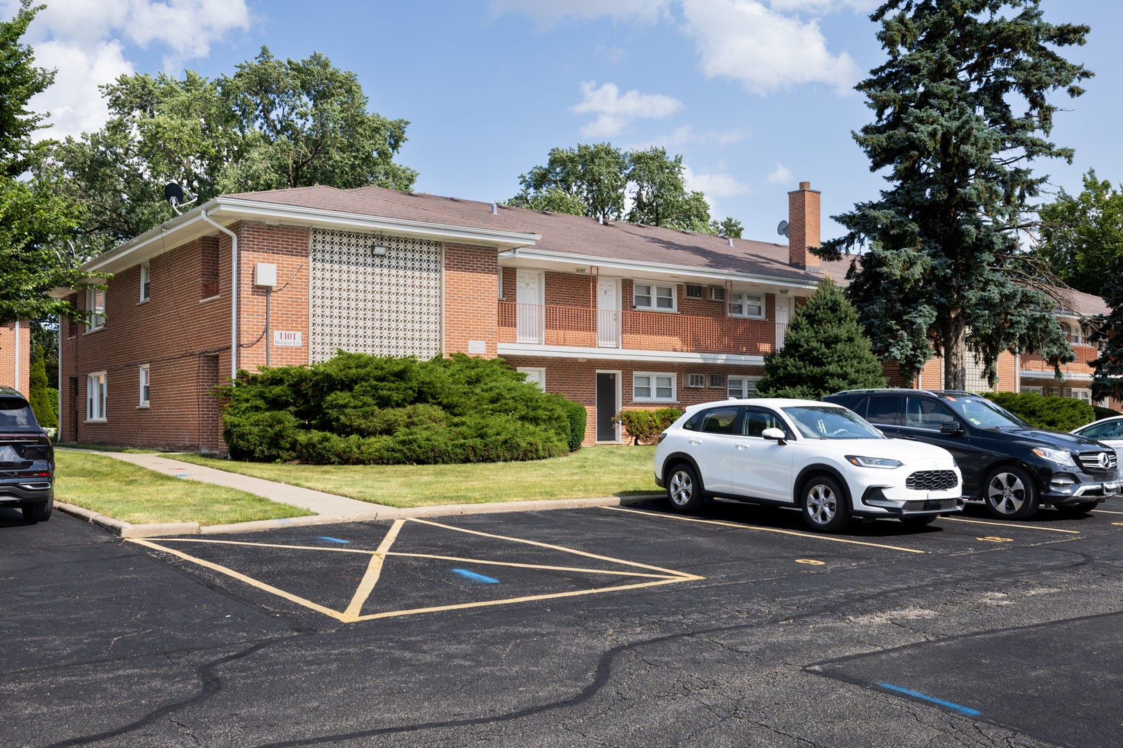 1101 HOLIDAY Lane 8