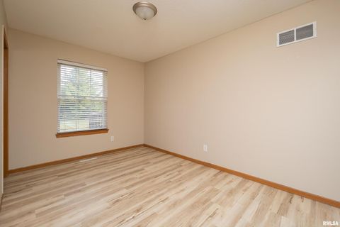 Tiny photo for 2025 EMERALD Drive, Davenport, IA 52804 (MLS # QC4268589)