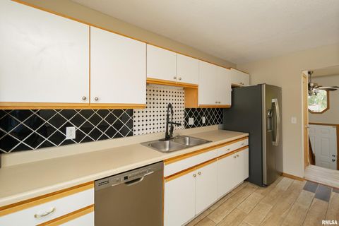 Tiny photo for 2025 EMERALD Drive, Davenport, IA 52804 (MLS # QC4268589)