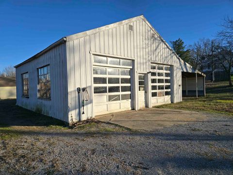 Tiny photo for 550 Old Broughton Road, Eldorado, IL 62930 (MLS # 100000048)