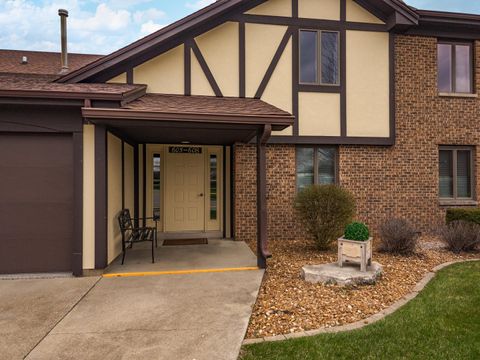 Photo of 606 Carol Court #B-2, Pontiac, IL 61764 (MLS # 12604095)