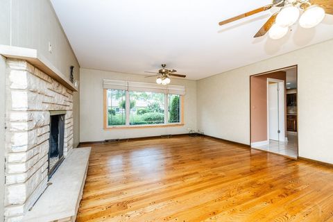 Tiny photo for 1012 S Church Road, Mount Prospect, IL 60056 (MLS # 12688900)