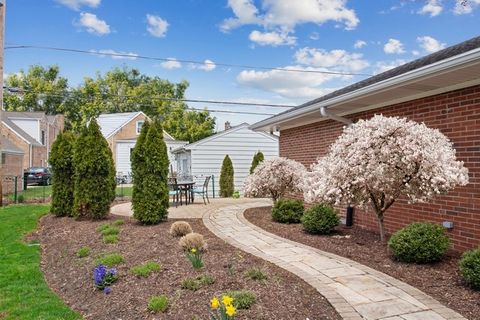 Tiny photo for 7050 N McAlpin Avenue, Chicago, IL 60646 (MLS # 12639838)