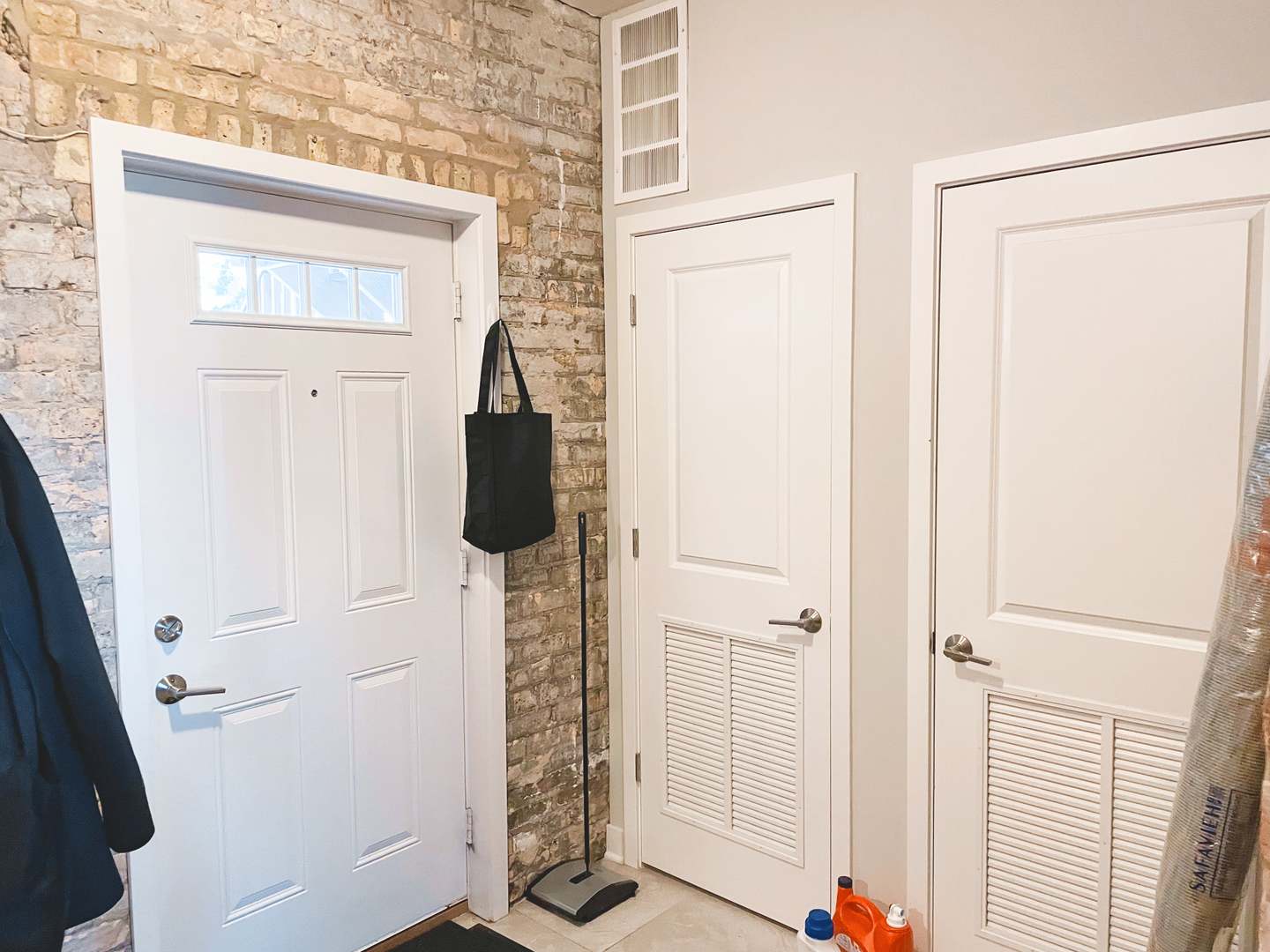 6125 N Clark Street 105