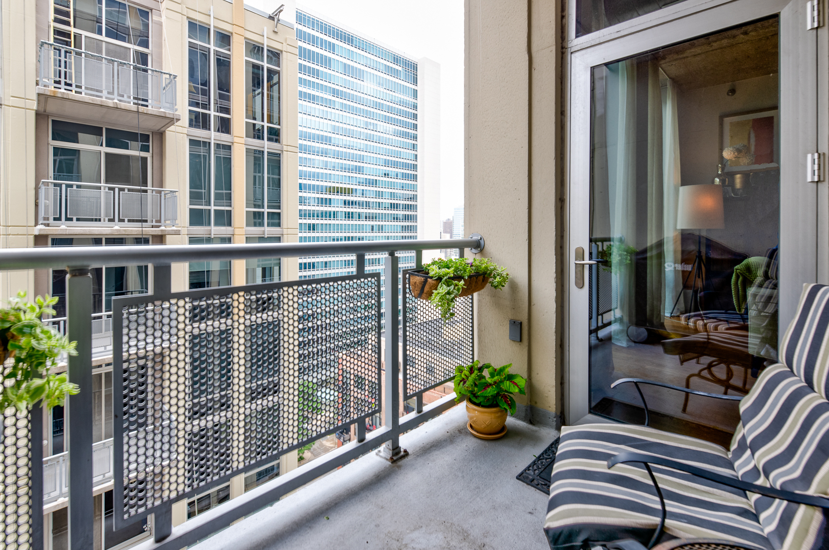 700 N Larrabee Street 1406