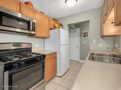 Tiny photo for 1000 S Lorraine Road #104, Wheaton, IL 60189 (MLS # 12759111)