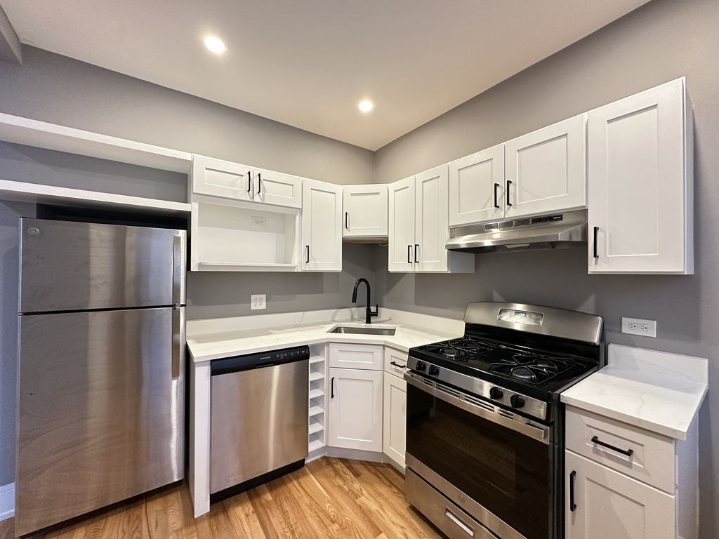 639 W Cornelia Avenue 2S