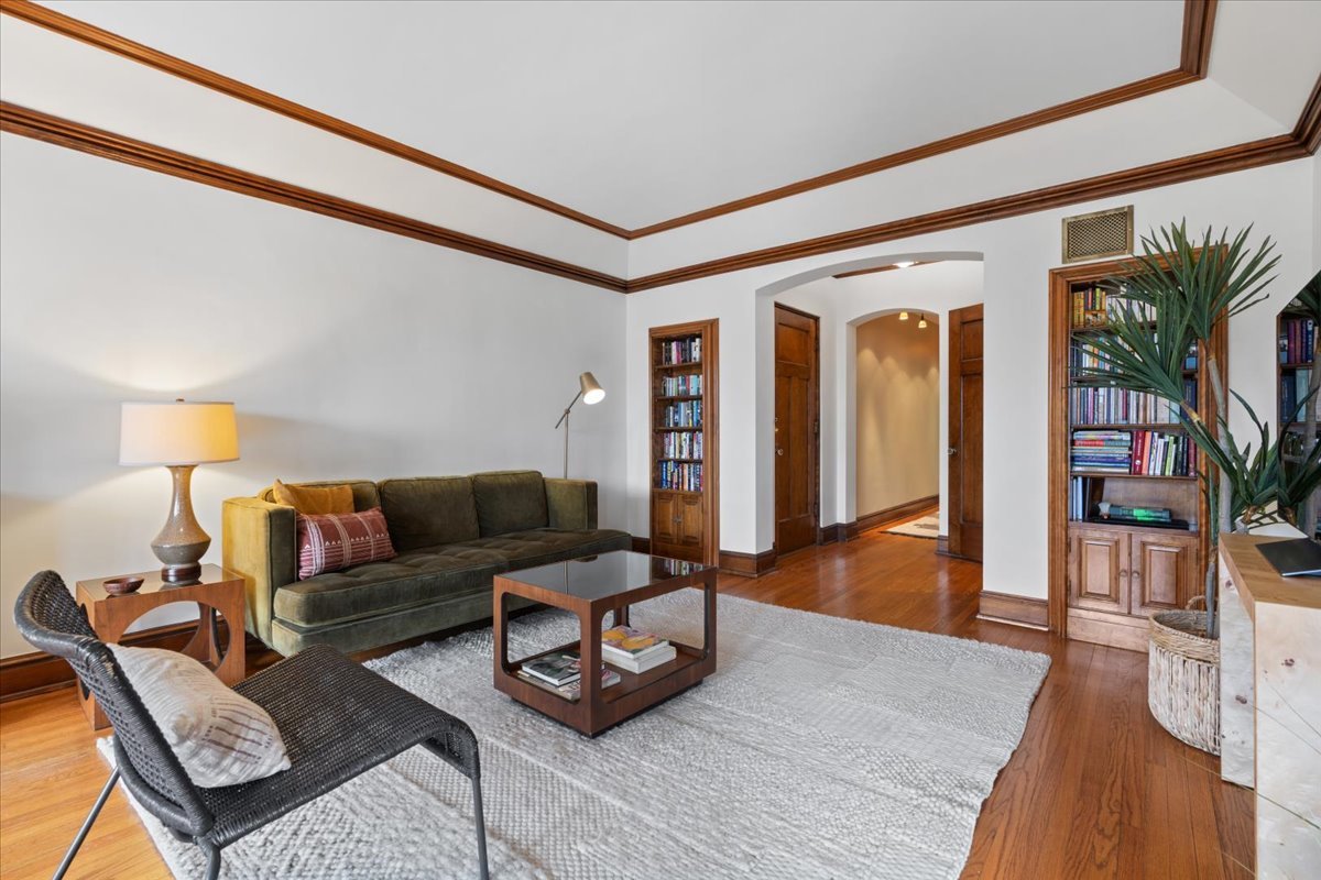 304 N Grove Avenue 3B