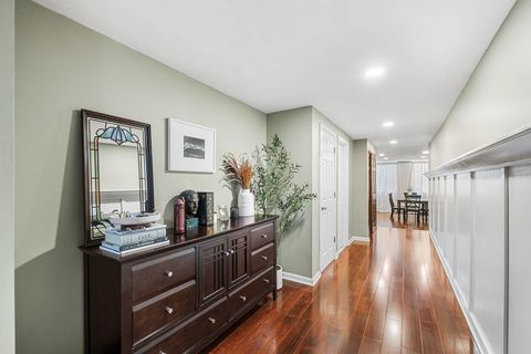 Tiny photo for 635 W Sheridan Road #G, Chicago, IL 60613 (MLS # 12683306)
