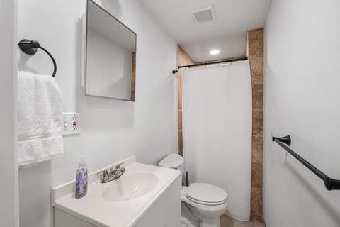Tiny photo for 635 W Sheridan Road #G, Chicago, IL 60613 (MLS # 12683306)