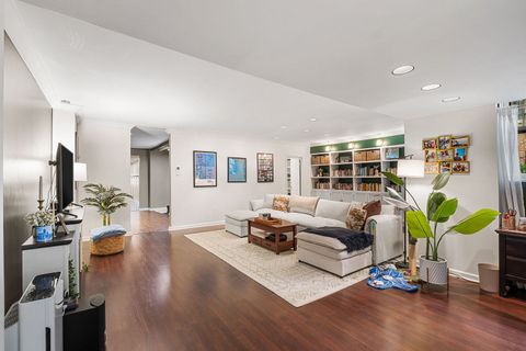 Tiny photo for 635 W Sheridan Road #G, Chicago, IL 60613 (MLS # 12683306)