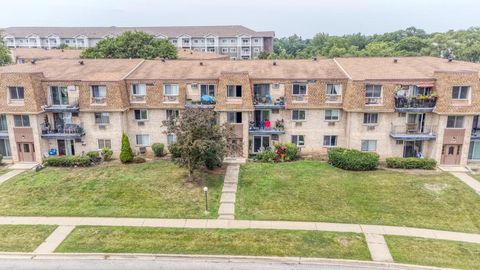 Photo of 256 Shorewood Drive #2C, Glendale Heights, IL 60139 (MLS # 12489563)