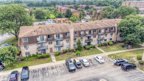 Tiny photo for 256 Shorewood Drive #2C, Glendale Heights, IL 60139 (MLS # 12489563)