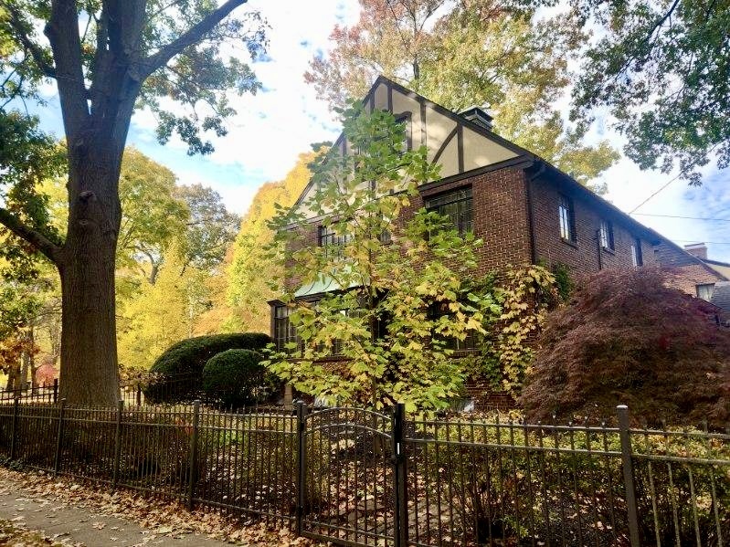 402 W Iowa Street