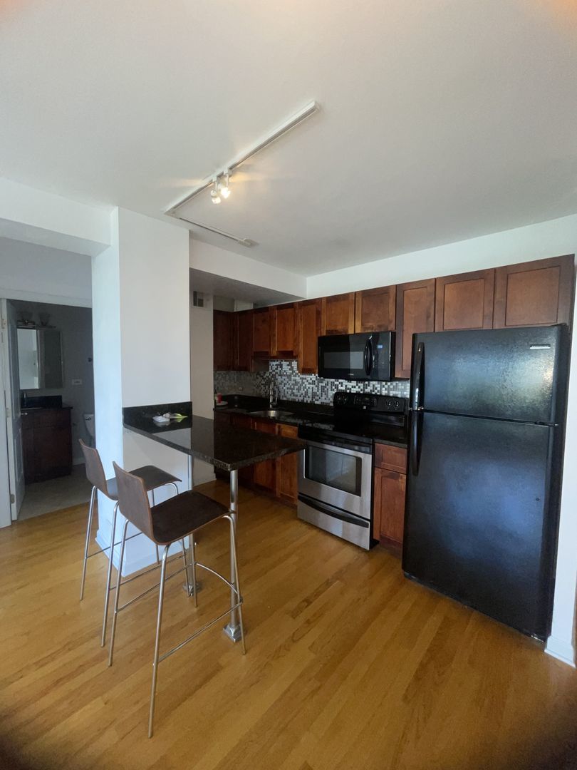 4180 N Marine Drive 811