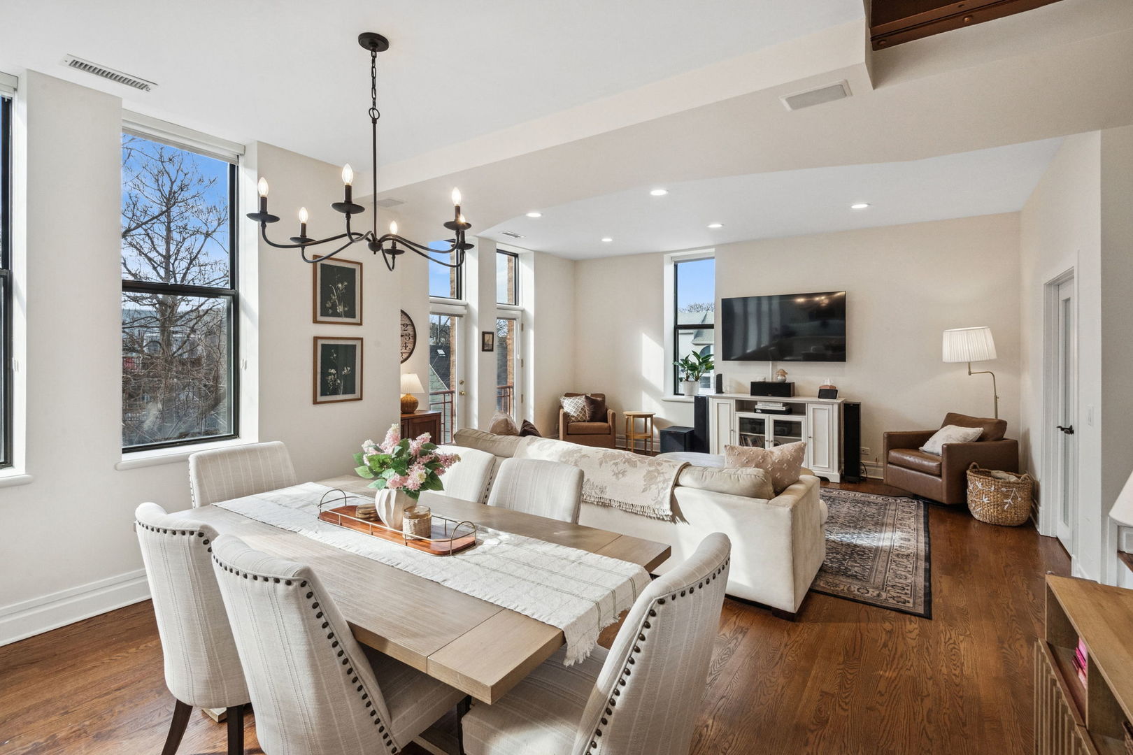 3100 N Kenmore Avenue E