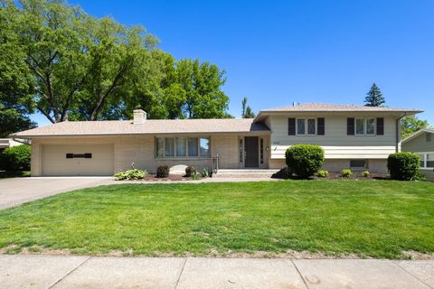 Photo of 2430 E Columbia Avenue, Davenport, IA 52803 (MLS # 12647483)