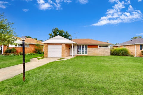 Photo of 1161 W Grant Drive, Des Plaines, IL 60016 (MLS # 12787401)