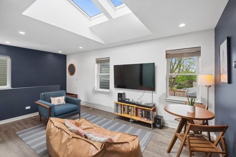 Tiny photo for 2250 W Berwyn Avenue, Chicago, IL 60625 (MLS # 12632051)