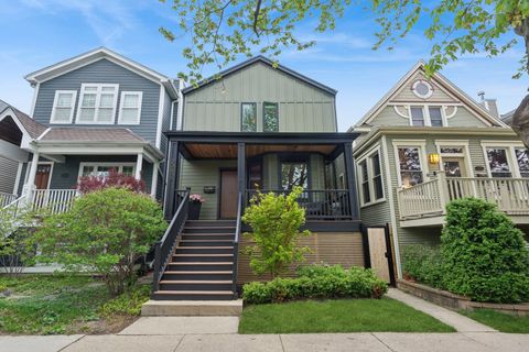 Photo of 2250 W Berwyn Avenue, Chicago, IL 60625 (MLS # 12632051)