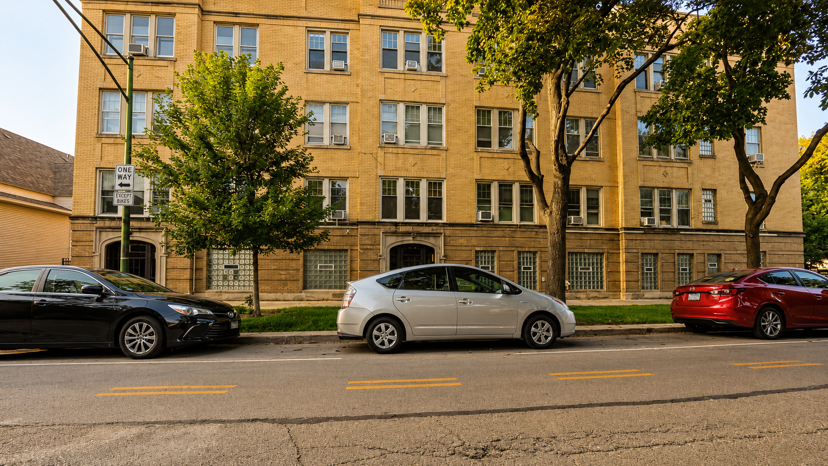 2208 W Winnemac Avenue APT2