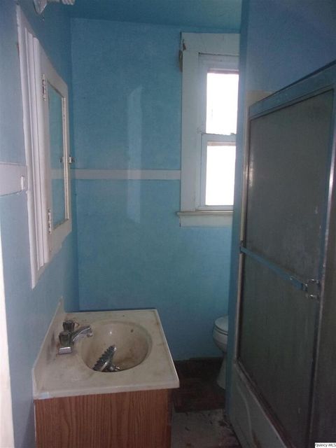 Tiny photo for 925 Jefferson St St, Quincy, IL 62301 (MLS # 12510598)