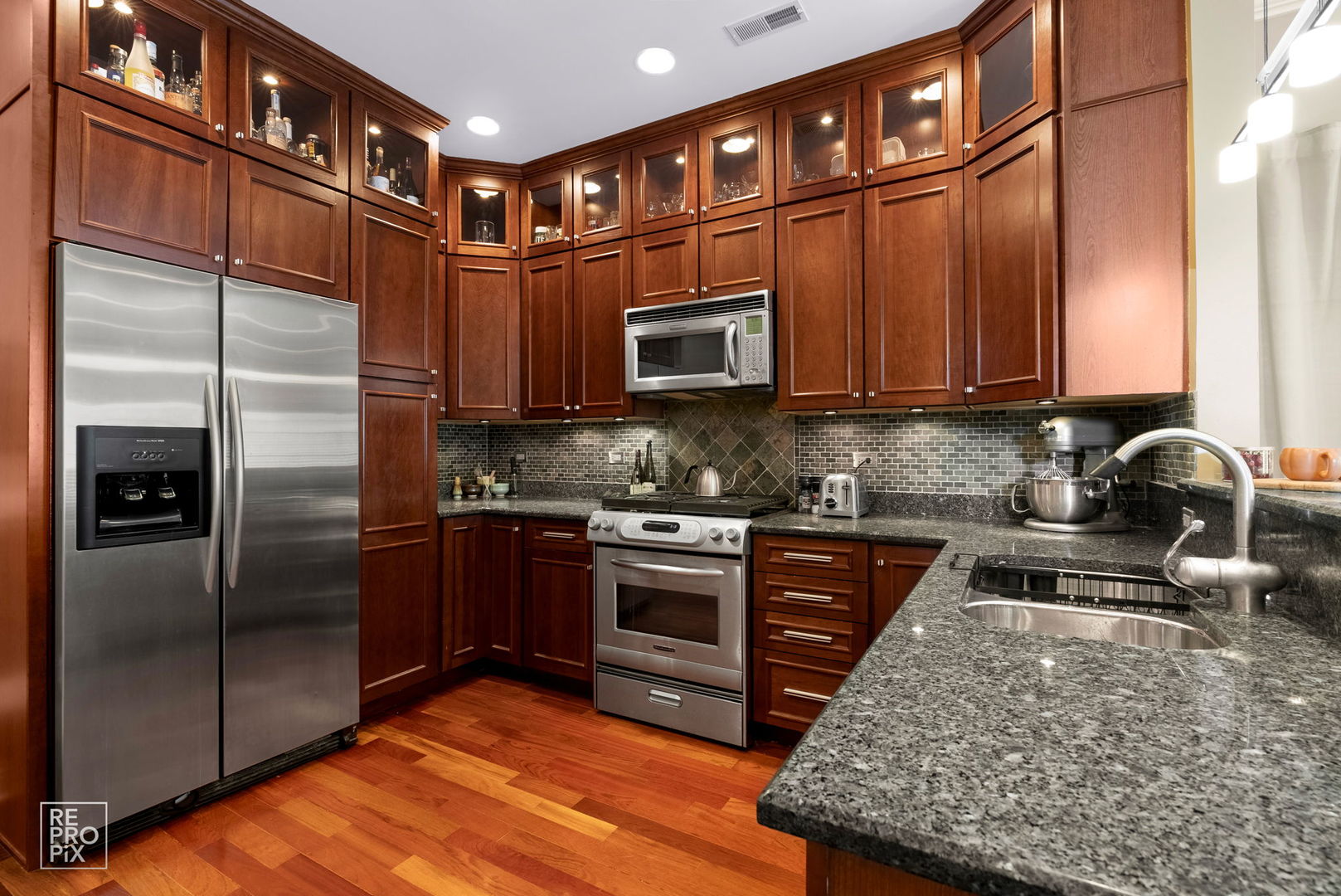 904 W Fletcher Street 3