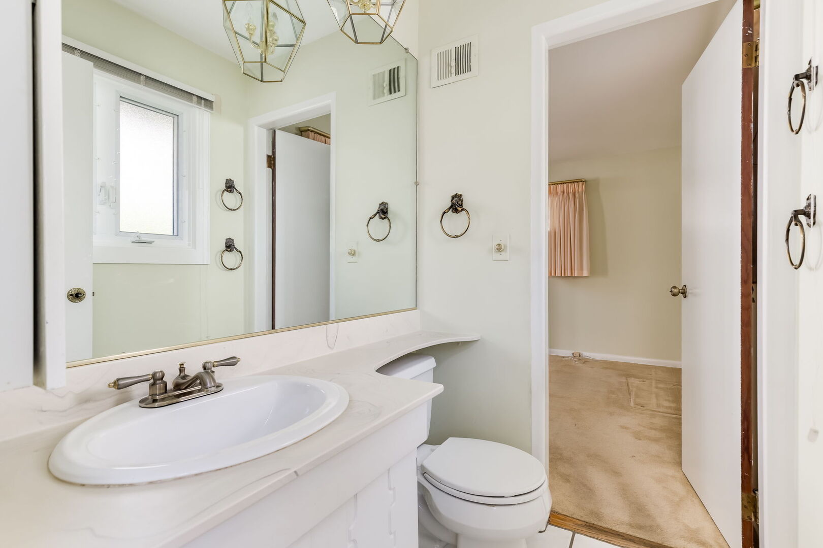 Elmhurst, Illinois 60126, United States, 3 Bedrooms Bedrooms, ,3 BathroomsBathrooms,Residential,Contingent,232315