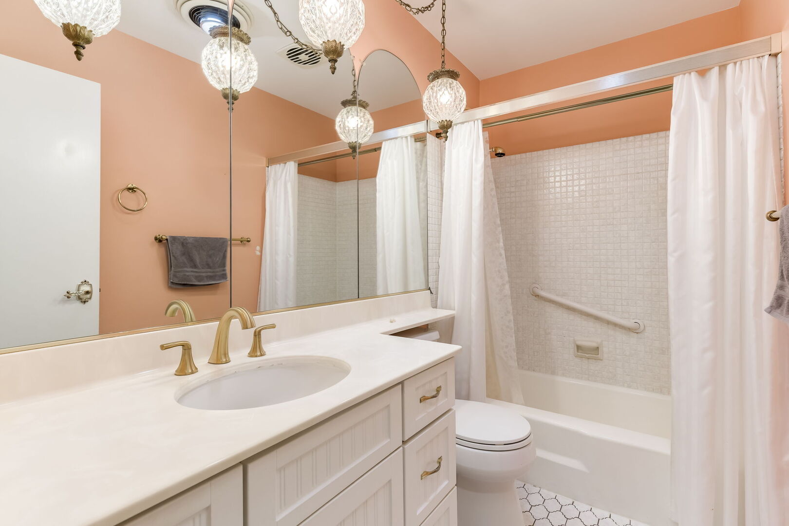 Elmhurst, Illinois 60126, United States, 3 Bedrooms Bedrooms, ,3 BathroomsBathrooms,Residential,Contingent,232315