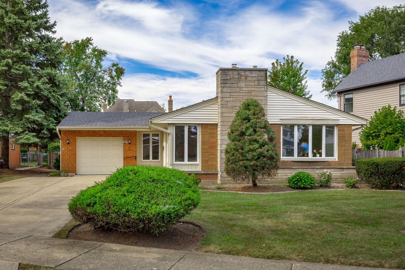 Elmhurst, Illinois 60126, United States, 3 Bedrooms Bedrooms, ,3 BathroomsBathrooms,Residential,Contingent,232315