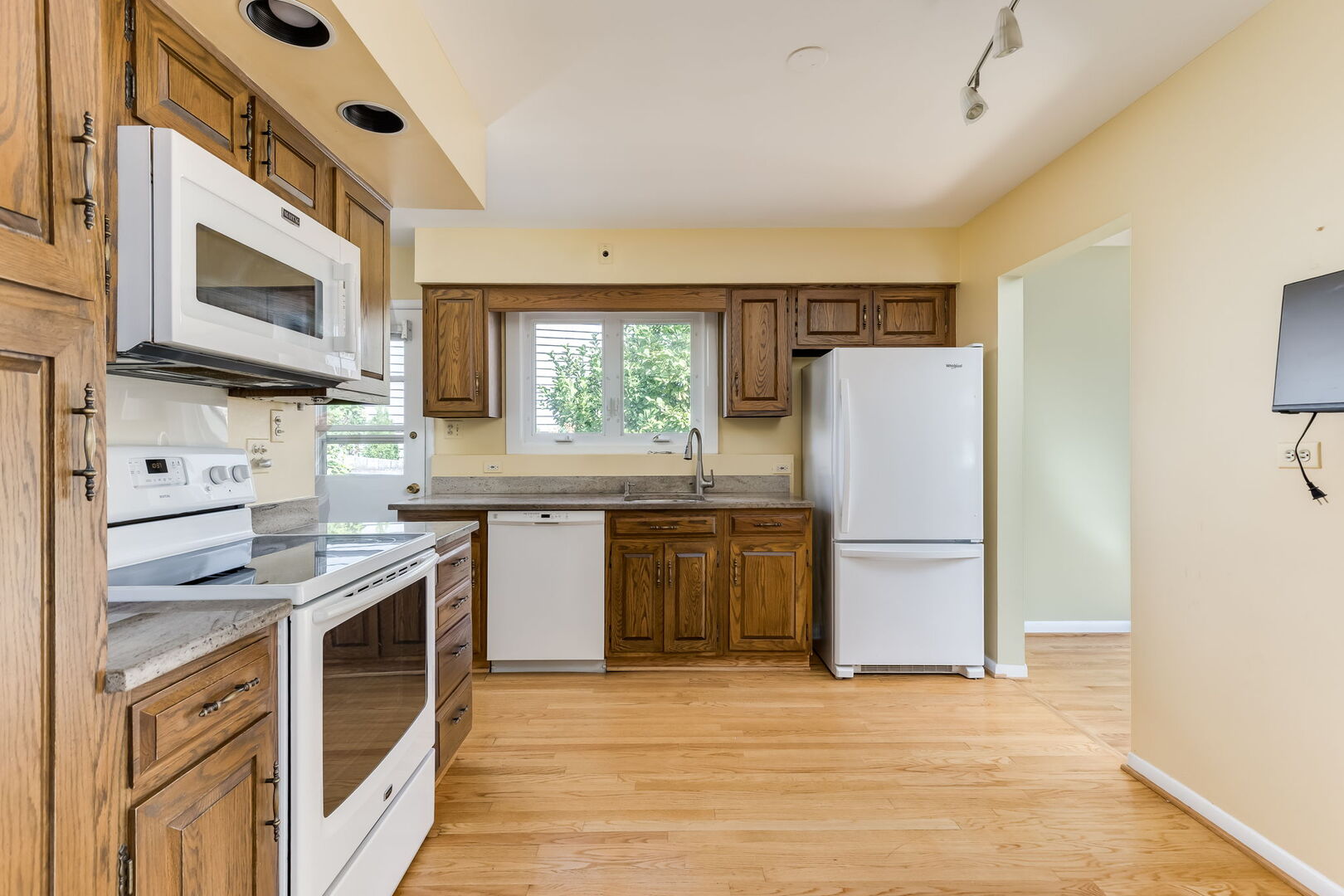 Elmhurst, Illinois 60126, United States, 3 Bedrooms Bedrooms, ,3 BathroomsBathrooms,Residential,Contingent,232315