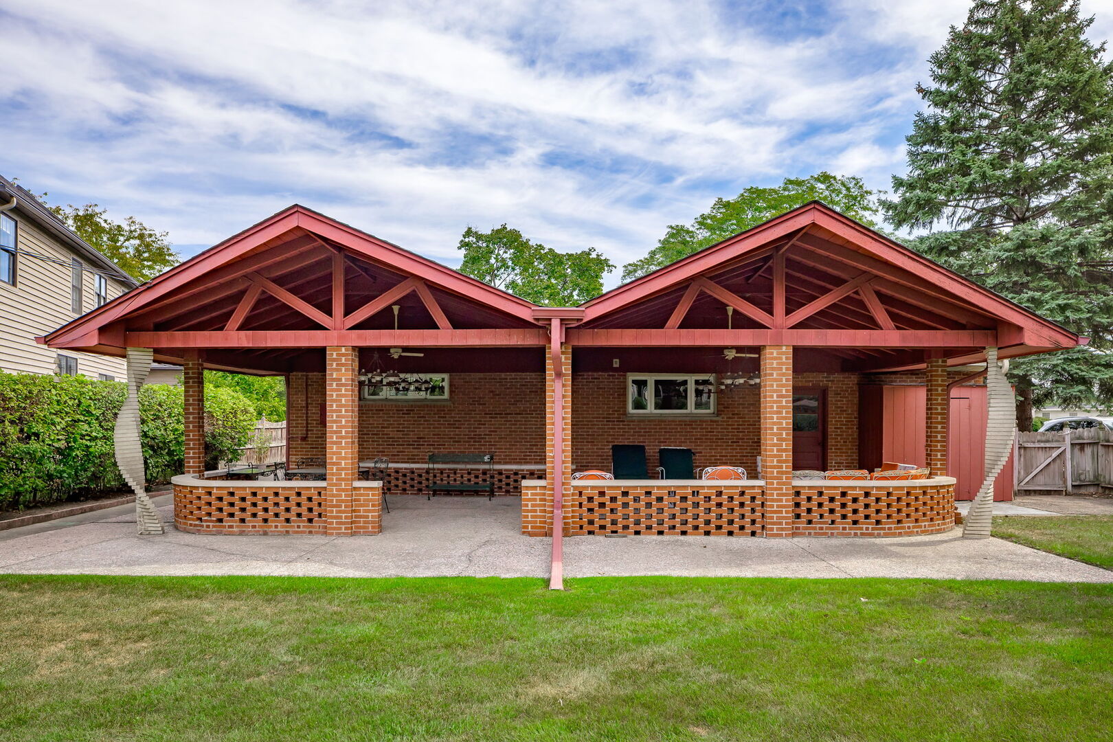 Elmhurst, Illinois 60126, United States, 3 Bedrooms Bedrooms, ,3 BathroomsBathrooms,Residential,Contingent,232315