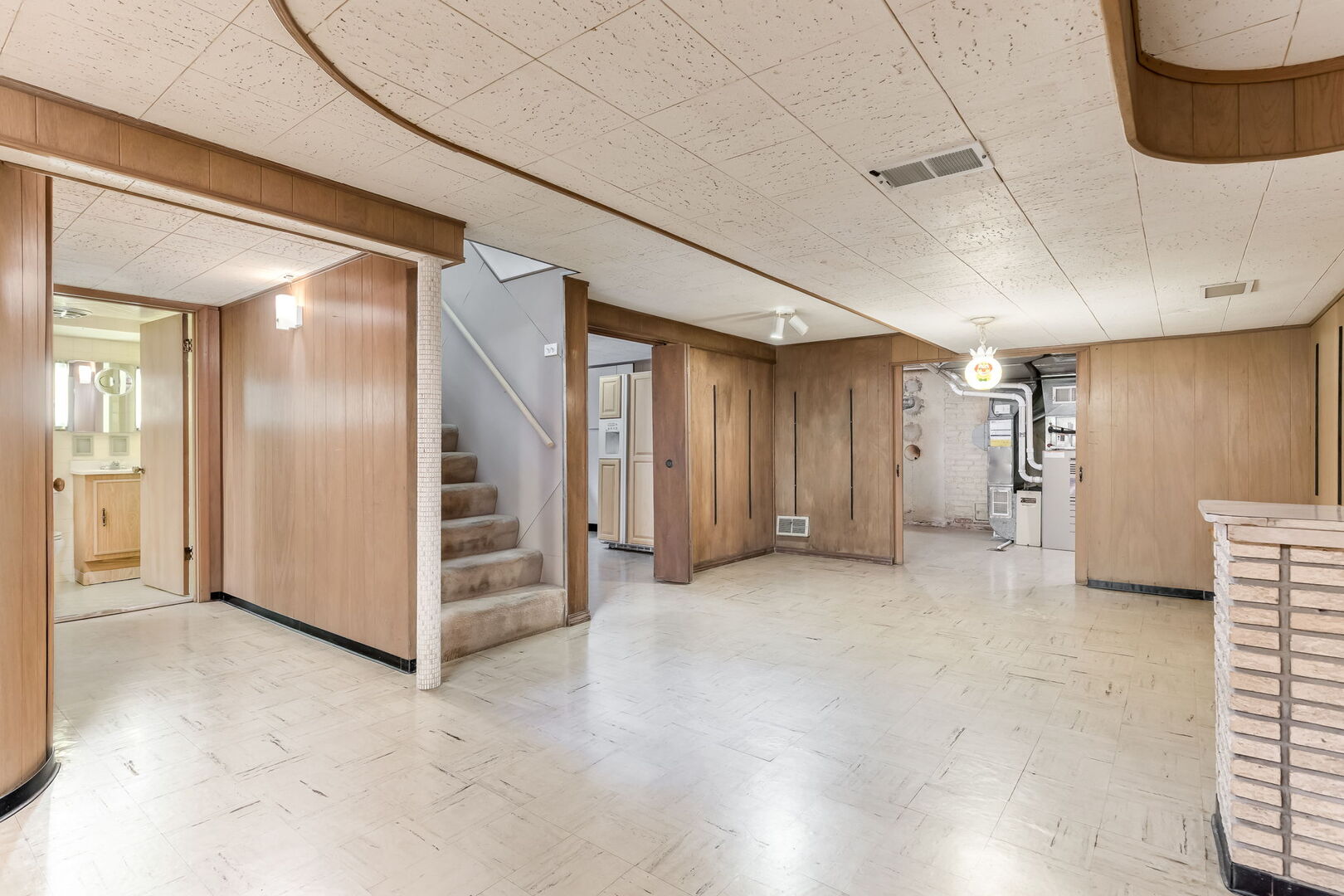 Elmhurst, Illinois 60126, United States, 3 Bedrooms Bedrooms, ,3 BathroomsBathrooms,Residential,Contingent,232315