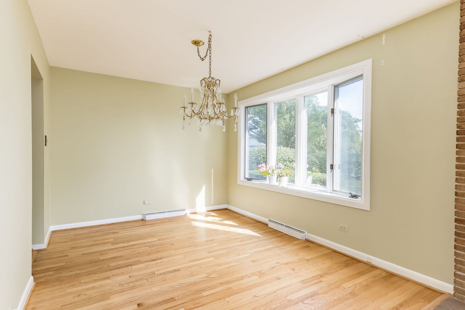 Elmhurst, Illinois 60126, United States, 3 Bedrooms Bedrooms, ,3 BathroomsBathrooms,Residential,Contingent,232315