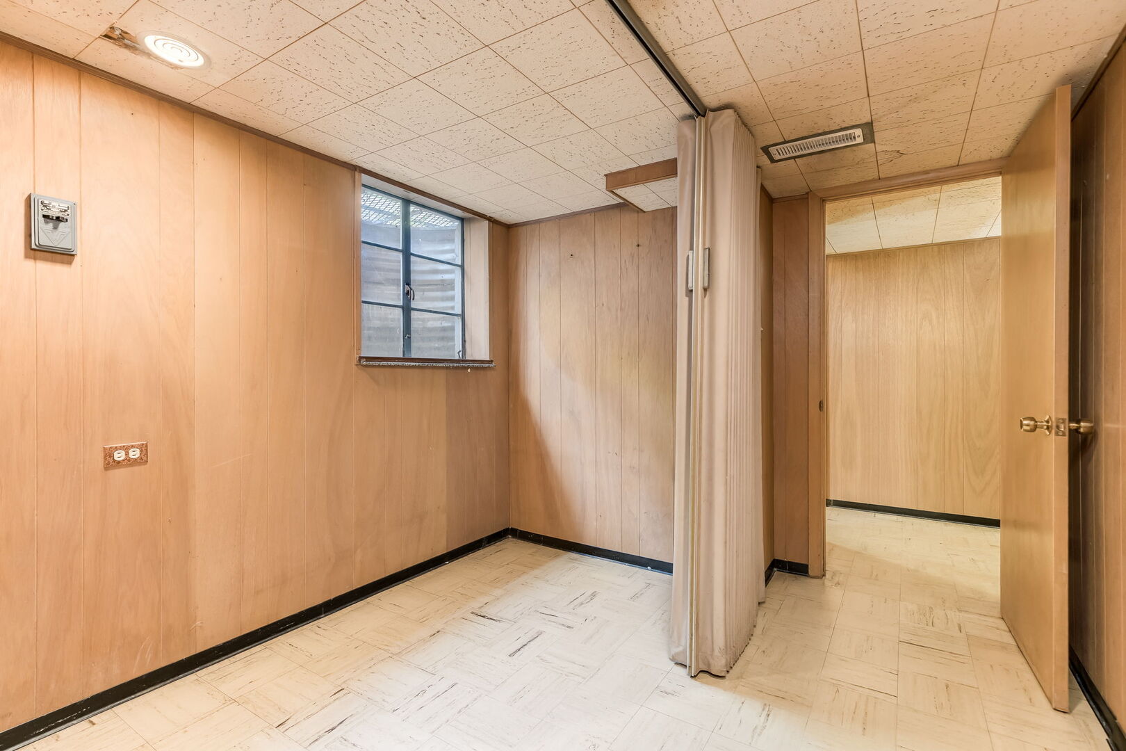 Elmhurst, Illinois 60126, United States, 3 Bedrooms Bedrooms, ,3 BathroomsBathrooms,Residential,Contingent,232315