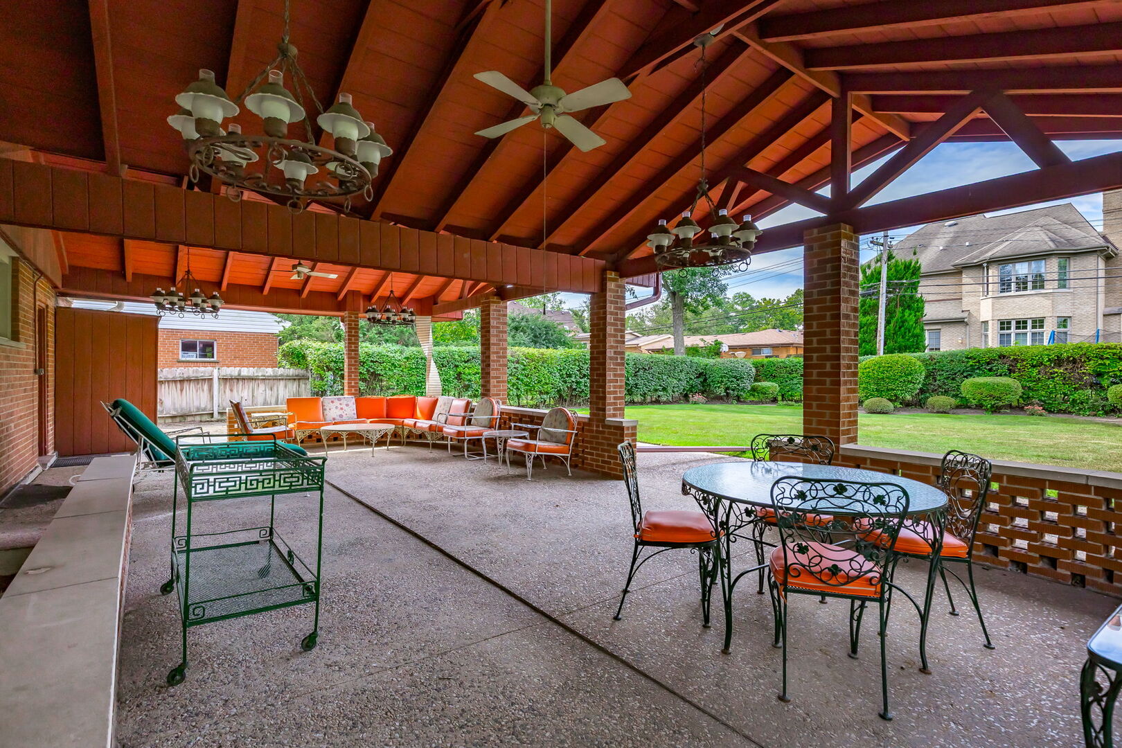 Elmhurst, Illinois 60126, United States, 3 Bedrooms Bedrooms, ,3 BathroomsBathrooms,Residential,Contingent,232315